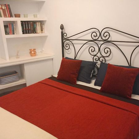 Small Stylish Room With Comfortable Queen-Size Bed In Very Large, Beautifully Decorated Shared Flat In The Historic Centre Of 马拉加 外观 照片