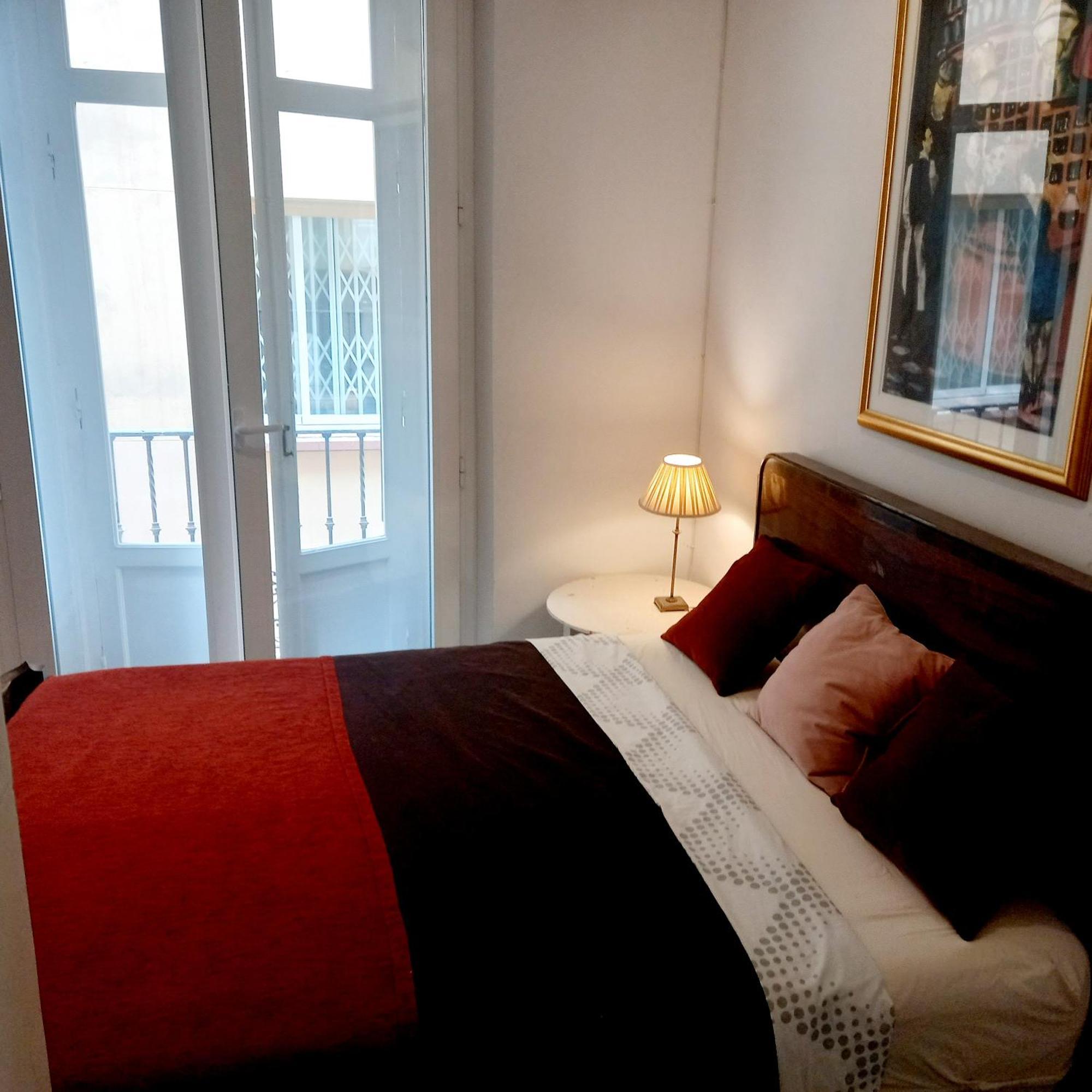 Small Stylish Room With Comfortable Queen-Size Bed In Very Large, Beautifully Decorated Shared Flat In The Historic Centre Of 马拉加 外观 照片