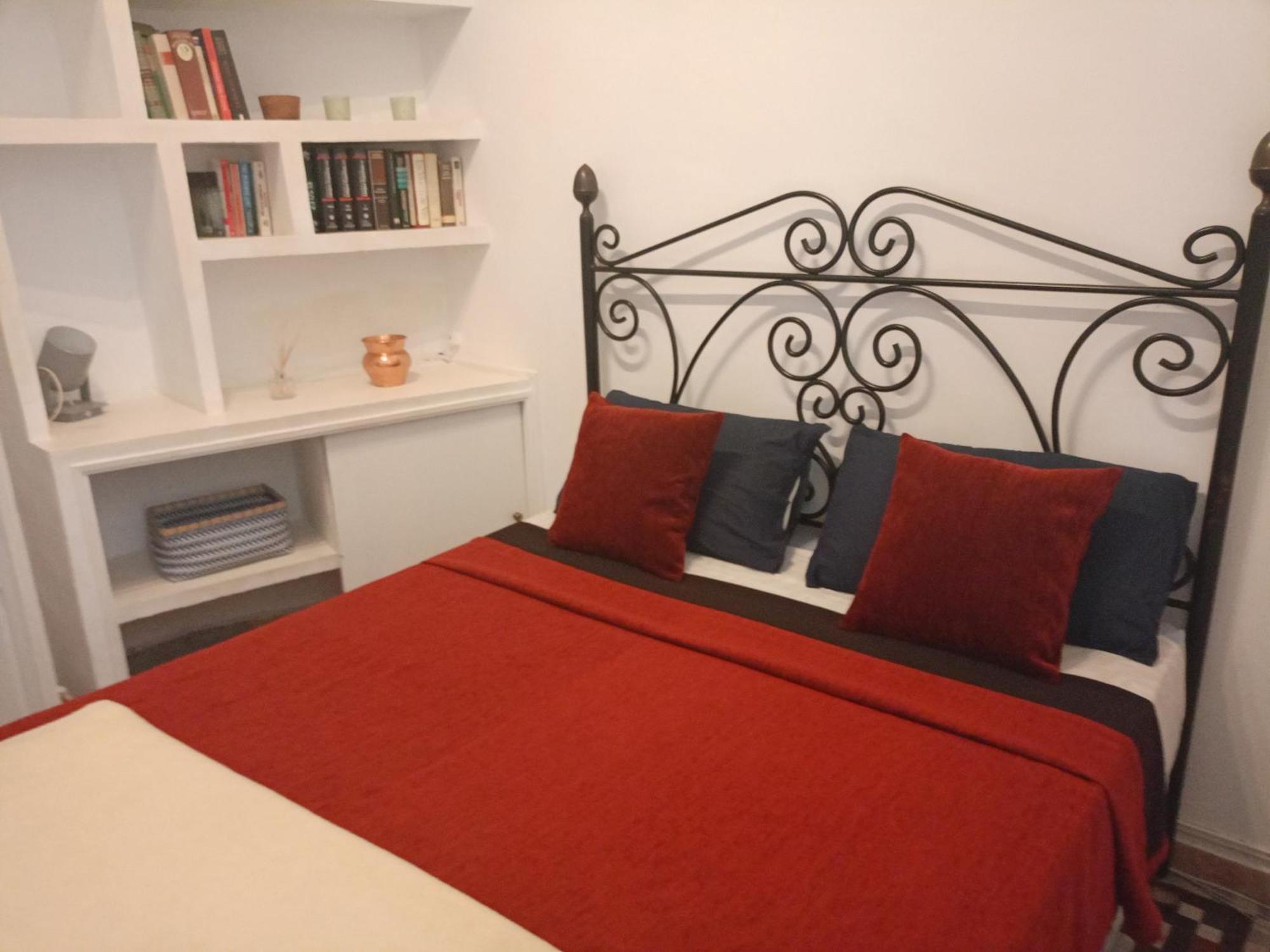 Small Stylish Room With Comfortable Queen-Size Bed In Very Large, Beautifully Decorated Shared Flat In The Historic Centre Of 马拉加 外观 照片